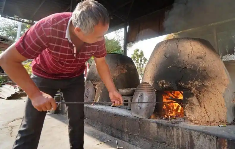 云南有一个村庄爱吃烤鸭,很多人家自备烤炉
