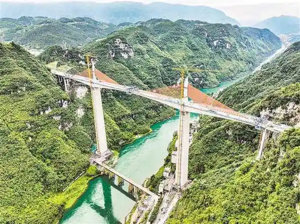 5月13日清晨,渝赤叙高速綦江河特大桥施工现场,工人正在进行桥梁