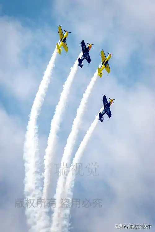 目不转睛:飞机表演,高空跳伞,空中芭蕾,视觉盛宴,扣人心弦