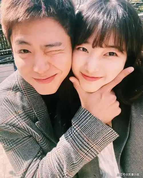 让我们再次为朴宝剑和裴秀智的甜蜜恋情送上祝福吧!