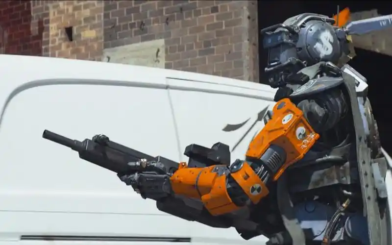 《超能查派》最有痞子气的机器人,穿金带银抢劫杀人,简直无所不能!