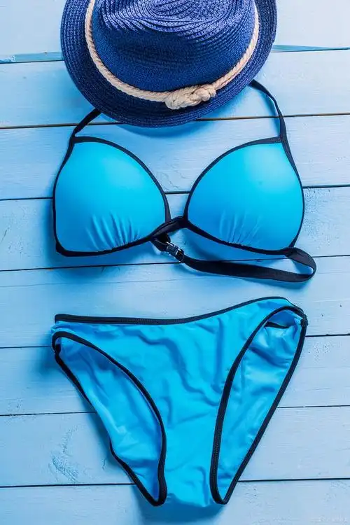 然而,对于一些游泳爱好者来说,穿泳衣可能会让他们感到有些尴尬和不