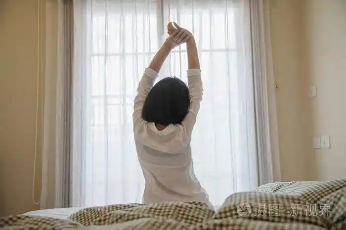 女士醒来时懒洋洋地为新鲜的早晨-保健概念