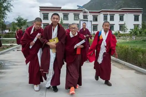 青海塔尔寺第九世格嘉活佛坐床继位