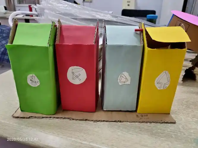 陈紫妍制作的垃圾桶,形状和实物很像,看来孩子观察很仔细.