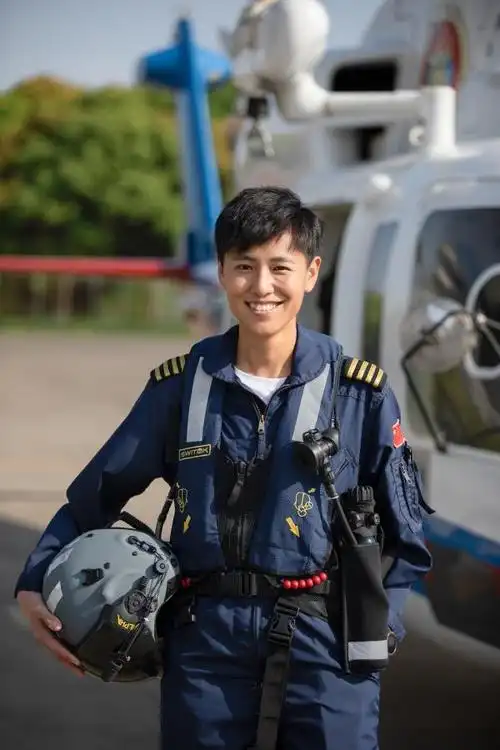 宋寅,来自交通运输部东海救助局东海第一救助飞行队,是我国第一代女