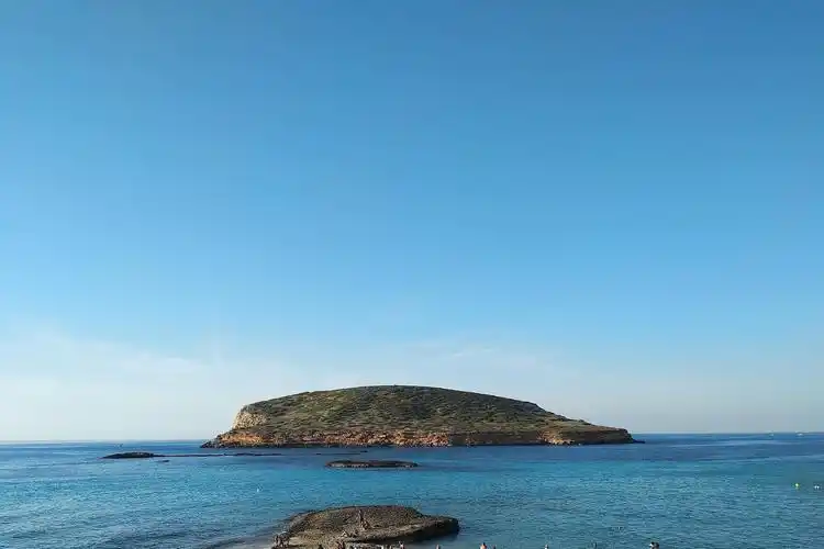 大长山岛旅游攻略 大长山岛位于中国辽宁省大连市,是一个美丽的海岛