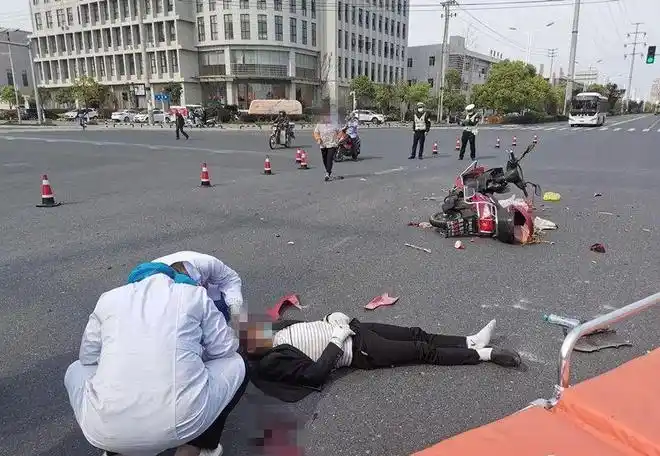 吉安城北工业园一路段发生车祸致一骑电动车的人受伤倒地不起