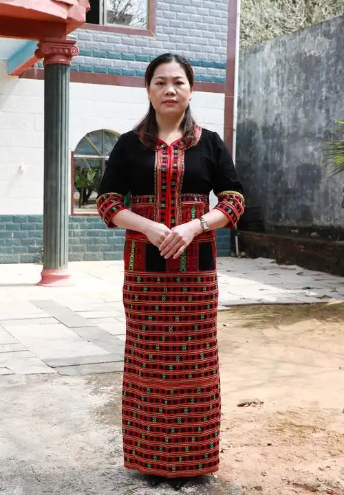 韦小丽身着黎族服饰在海南省白沙黎族自治县七坊镇长龙村(2月23日摄).