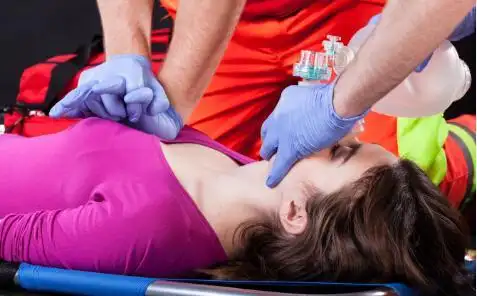 女子输送生命之氧施救农民工 心脏猝死如何急救