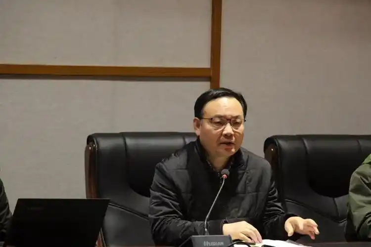 晏小敏宣读文件传达会议精神,青云学校校长张惠明提出三点工作要求:一