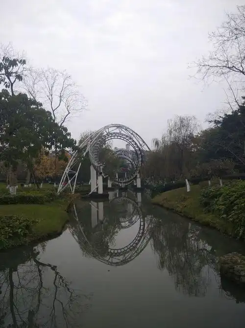 成华公园以城市中的田野都市中的绿肺为主题整个园区以银杏水杉等大型