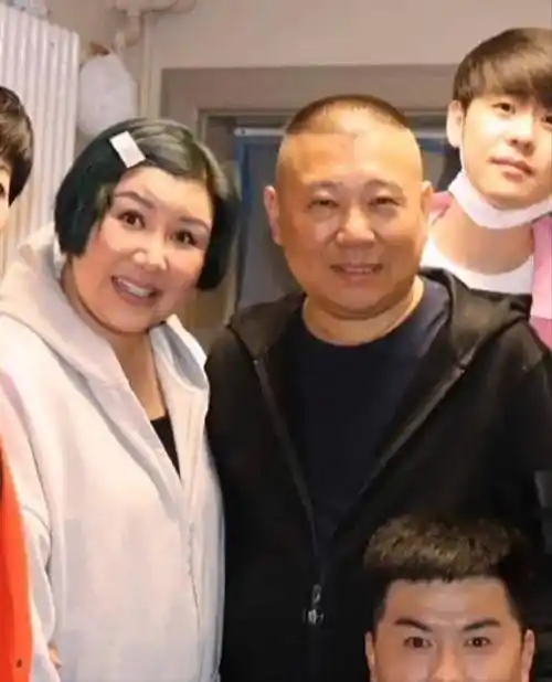郭德纲携妻子看望恩师王惠身材胖出镜也没修图瘦身真实不装