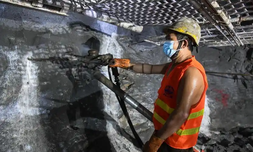 贵南高铁德兴隧道贯通【2】