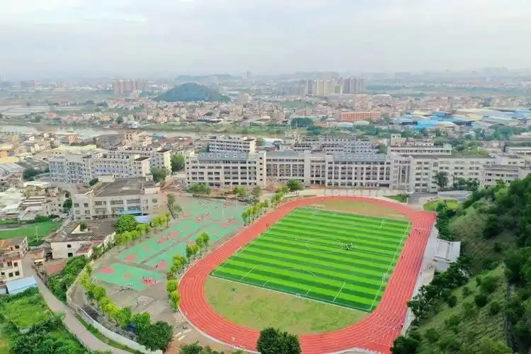 最新航拍图中山市第二中学位于黄圃镇内,学校办学历史年代久远,历经数