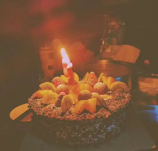 昨天爸爸过生日,给他买了黑森林小蛋糕 蜡烛有一种美丽的光