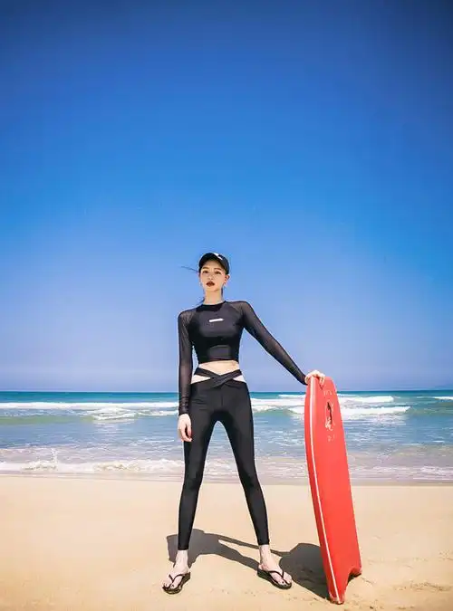 2019新款时尚性感分体三件套泳衣