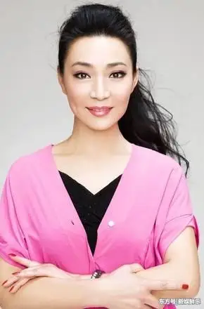 她戏剧出身,36岁演坏女人出名,和老公师生恋35年恩爱如初