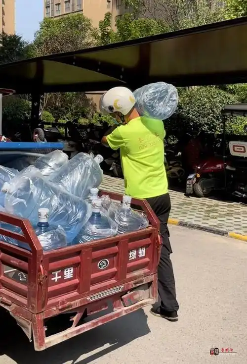 不惧炙烤坚守平凡丨致敬给居民送清凉的甘泉搬运者送水工人