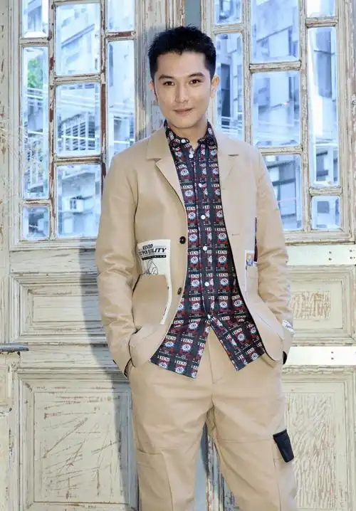 邱泽帅气休闲写真,高清图片,明星-回车图片