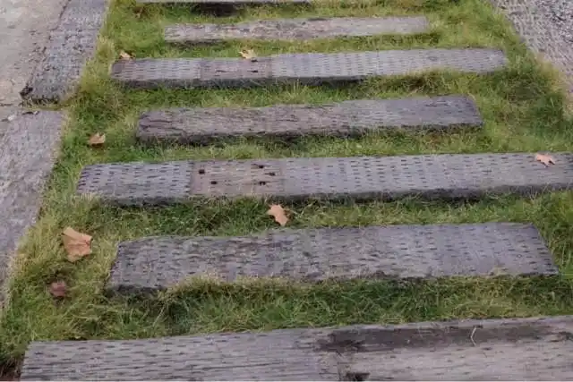 利用建筑废料中的枕木铺成的形似铁轨一样的趣味铺装.