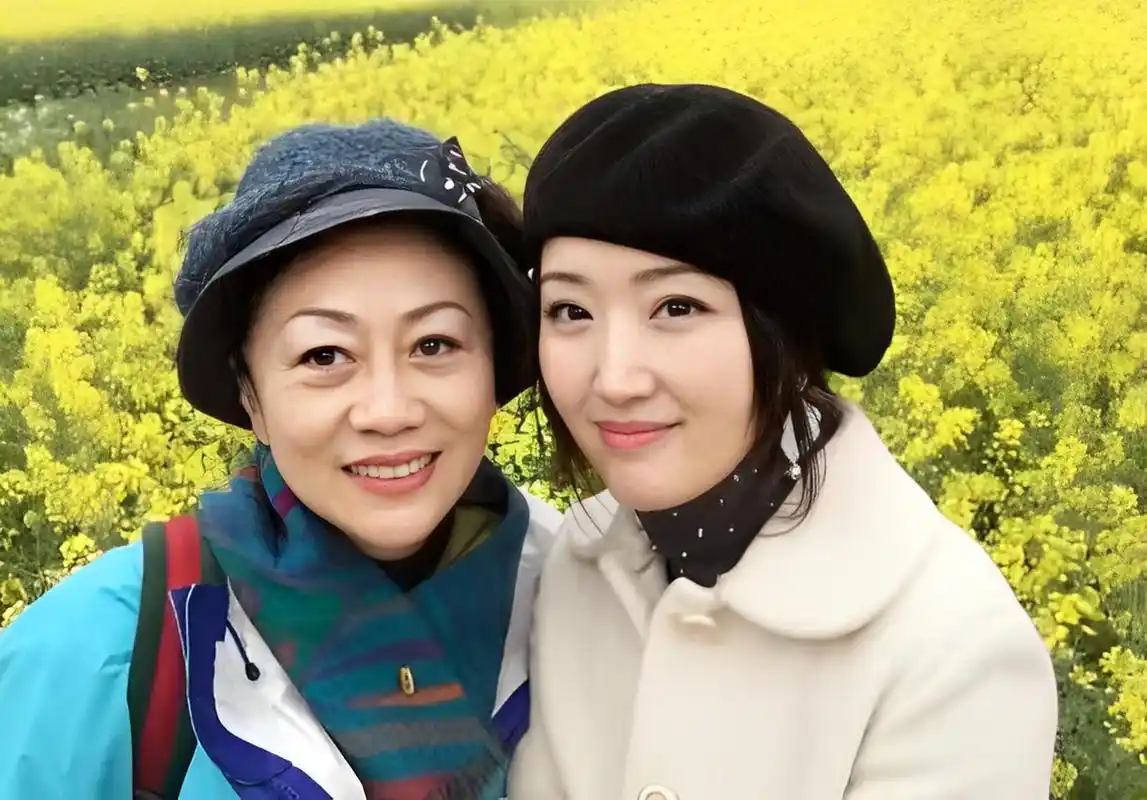 在一张照片中,这两个人看起来相差整整30岁.52岁的杨钰莹与两名51岁的