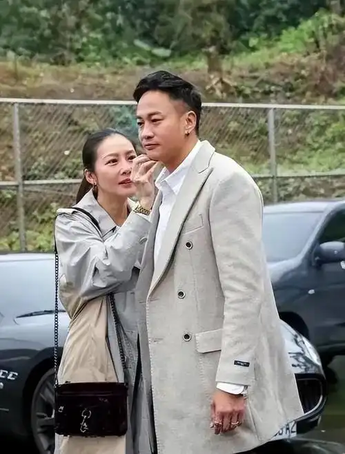 何润东晒与老婆出游照手臂肌肉好抢镜结婚6年无子依旧甜蜜