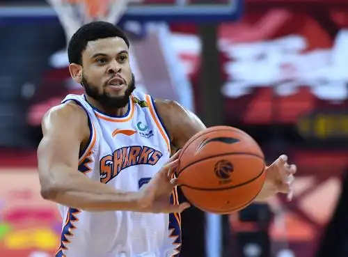 7月24日,上海久事队球员麦卡勒姆在比赛中传球.