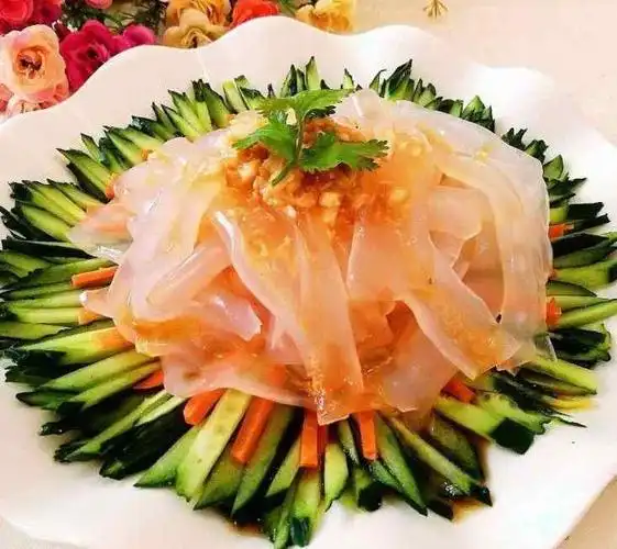 p>黄瓜拉皮是由黄瓜等为主要食材做成的一道菜品,属于家常菜. /p>