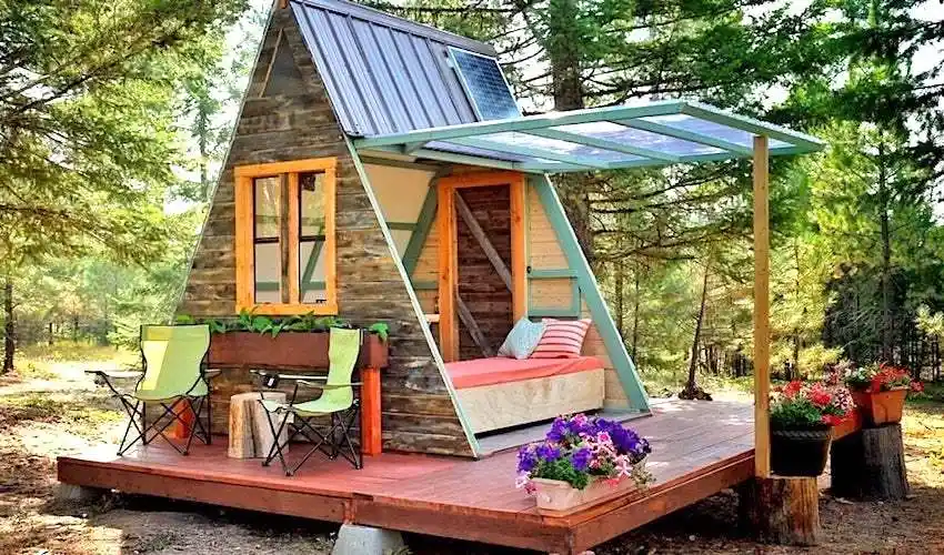 位于窗边的木板层架上摆放卡式瓦斯炉和餐具,以便随时简单烹调.