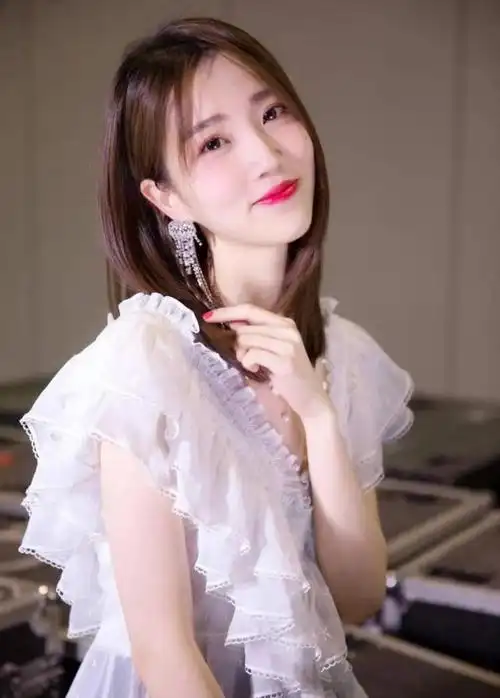 五官精致温婉优雅的美腿女神张纯烨