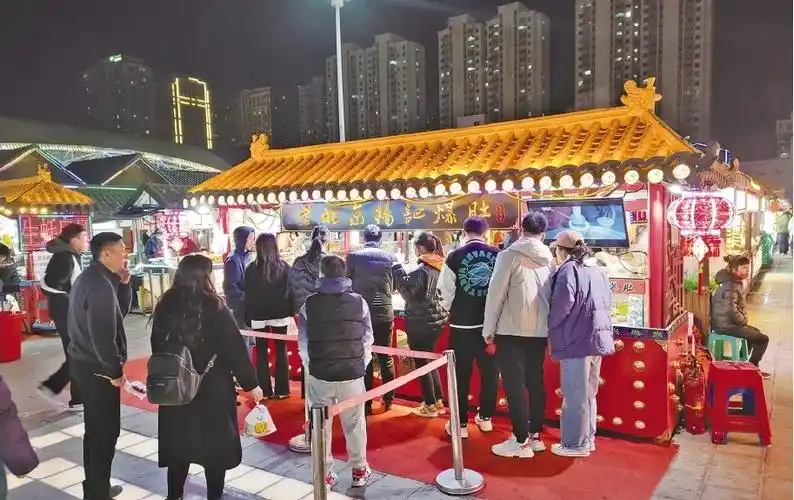 在沈阳塔湾兴顺夜市,市民排队买小吃.辽沈晚报记者 曲直 摄