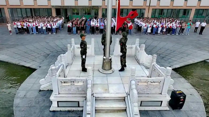 河南省镇平县举行千人升国旗唱国歌仪式