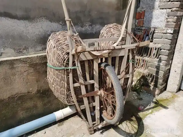 木制独轮手推车现在不多见了,生产队时期这可是重要工具