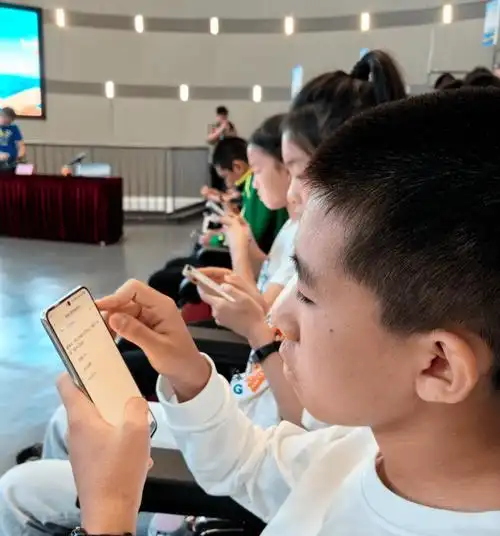 在现场,复赛初中组第一场的75位比赛选手完成签到后,凭号码牌进入比赛