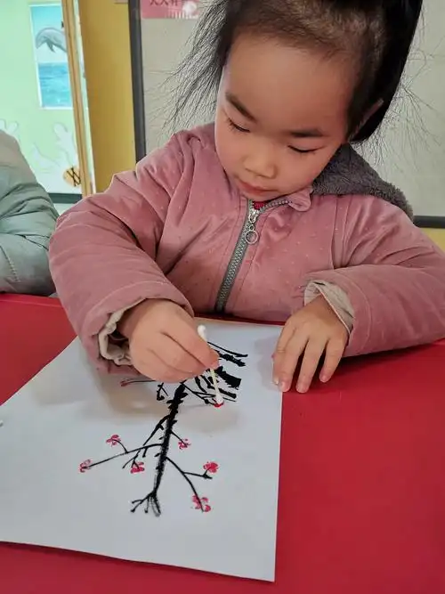 高新区第四十三幼儿园———棉签画《冬日里的梅花》