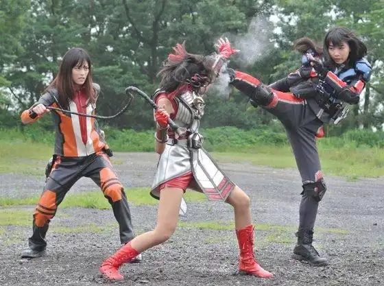 使用蛇形的电磁鞭攻击敌人,性格冷酷,但对哥哥莫尔德和弟弟宙达怀有