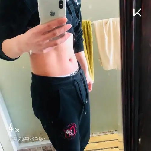 我刚刚完成了腹肌撕裂者初级训练,加入我一起运动吧!