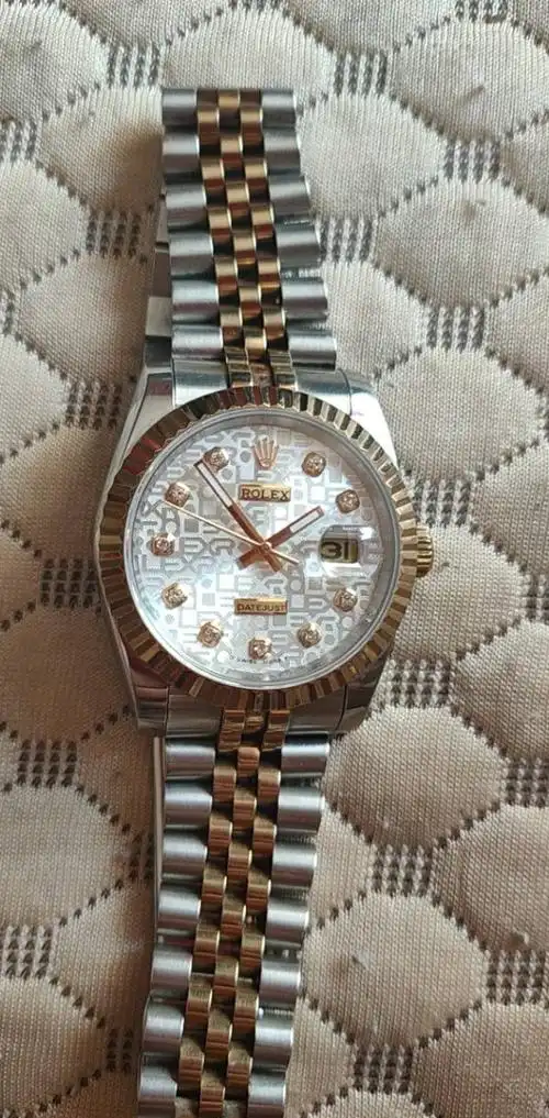 请问我有一块劳力士18k金l572200全自动机械表不知道是真的假的?