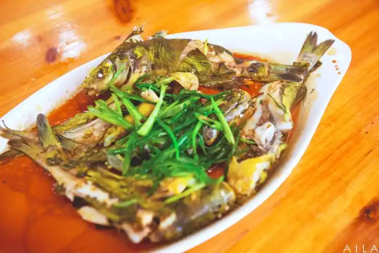 这道清蒸黄骨鱼,一上来我就认出来了,这不是新津的黄辣丁么,只是叫法