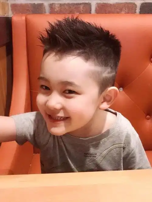 1岁宝宝发型男可爱,0到1岁婴儿发型男帅气-图片大观-奇异网