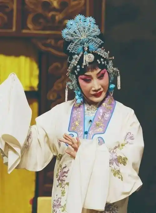 原创京剧名家薛亚萍忘词唱劈了被戏迷质疑其实她已经年过古稀了