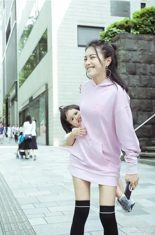 包贝尔妻子秀超级大钻戒昂网友质疑是假货包贝尔借钱买的