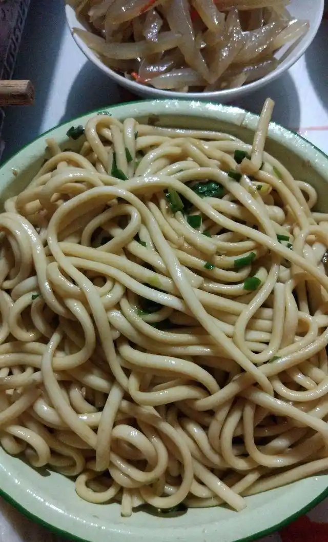 这个是我们这里的大条面,面有筷子那么粗.