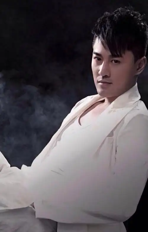 正面林峰,在他帅气的外表下,对工作的努力和卖力一直很认真