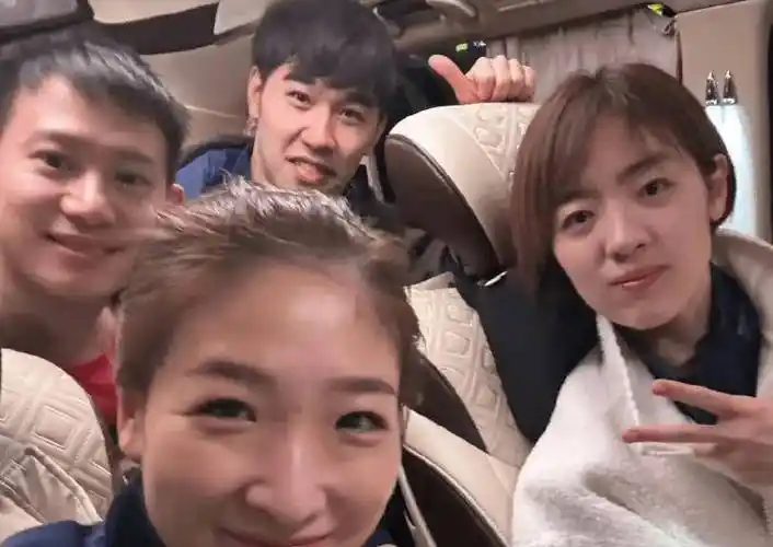 原创国乒第一帅哥周雨晒照与女子牵手站在广州塔前温馨而浪漫