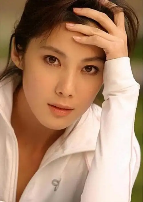 演员王珂:抗战题材剧的"女版于震"王珂,一个名字,两种身份.