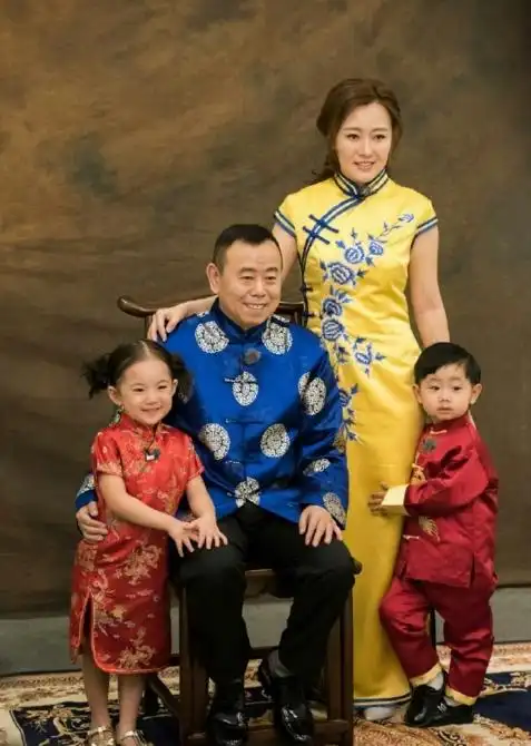 潘阳被4岁儿子喊小美女,疯狂奖励他,网友:孩子可能没戴眼镜!