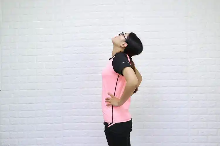 1套颈椎操,每天花5分钟活动下,轻松活动筋骨,预防颈椎病