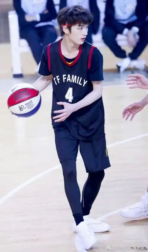 篮球场帅哥我应该存了动图的 很韩很帅我叫小水滴赞你的回应回应请先